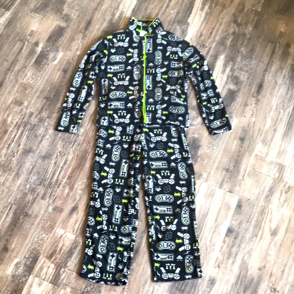 Off brand gamer pajamas. L/G (10/12).